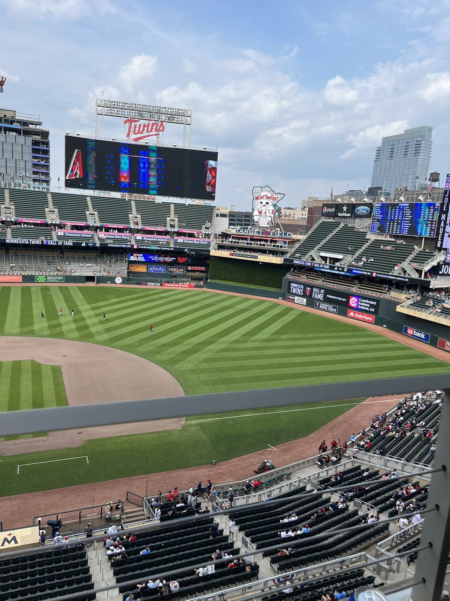 lonnngshotkid's tweet photo. Doesn’t get much better than this! Let’s go twins! #mntwins #7ForLife https://t.co/4vpzkAgMGF