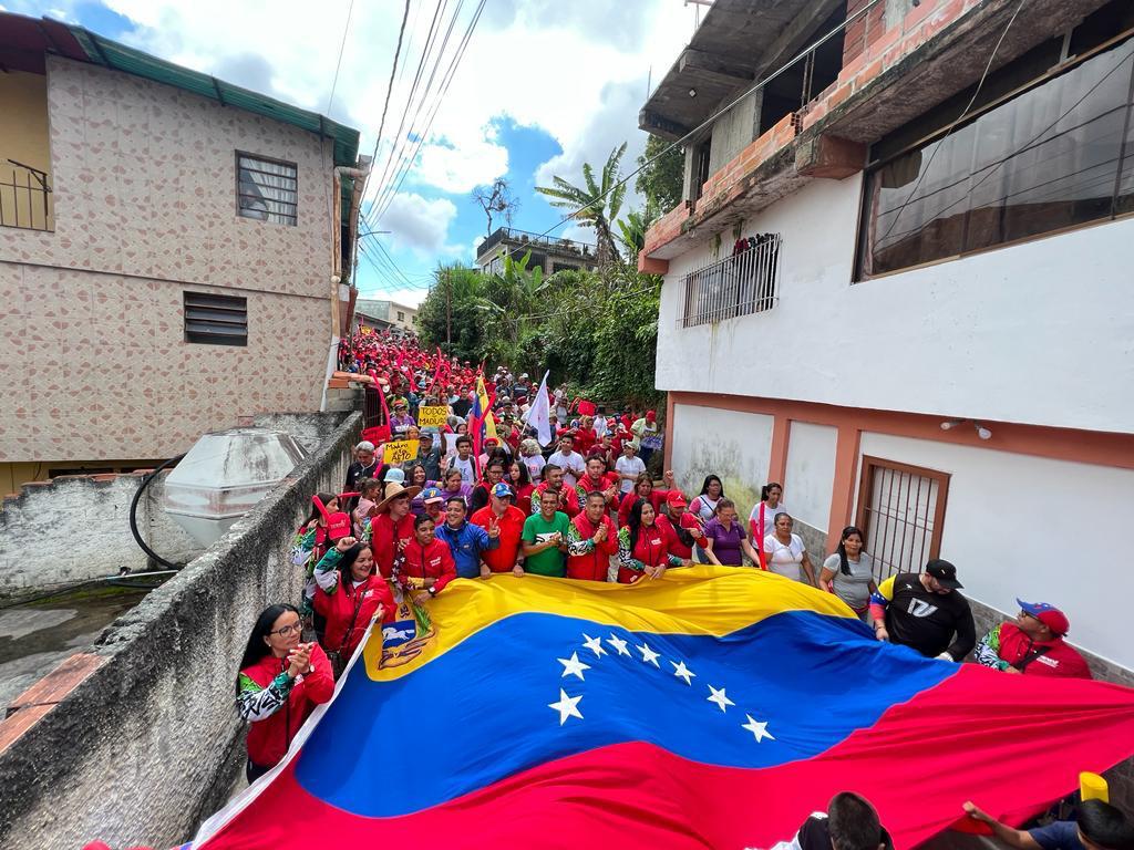 NicolasMaduro's tweet photo. Los Altos Mirandinos, municipio Carrizal del estado Miranda dijeron sí al amor, a la solidaridad y a la justicia social del Socialismo Bolivariano. ¡Un abrazo fuerte para ustedes, mujeres y hombres luchadores! https://t.co/1OjQ68NLuQ