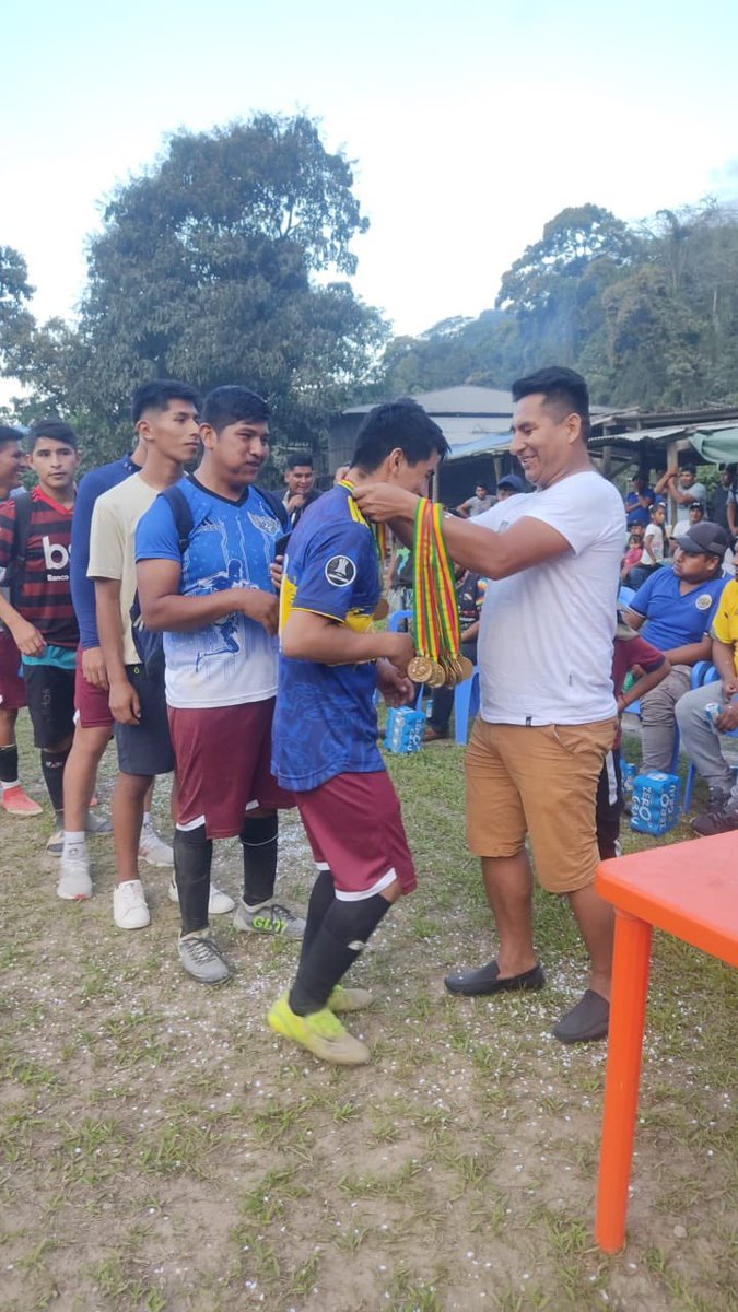 #Ahora estamos participamos de los partidos  finales del campeonato intersindical de la Central Yungas Espíritu Santo, afiliada a la Federación Yungas #Chapare.
El deporte es salud, muy contentos de que nuestros jóvenes tengan tanto entusiasmo.
#LealesSiempreTraidoresNunca