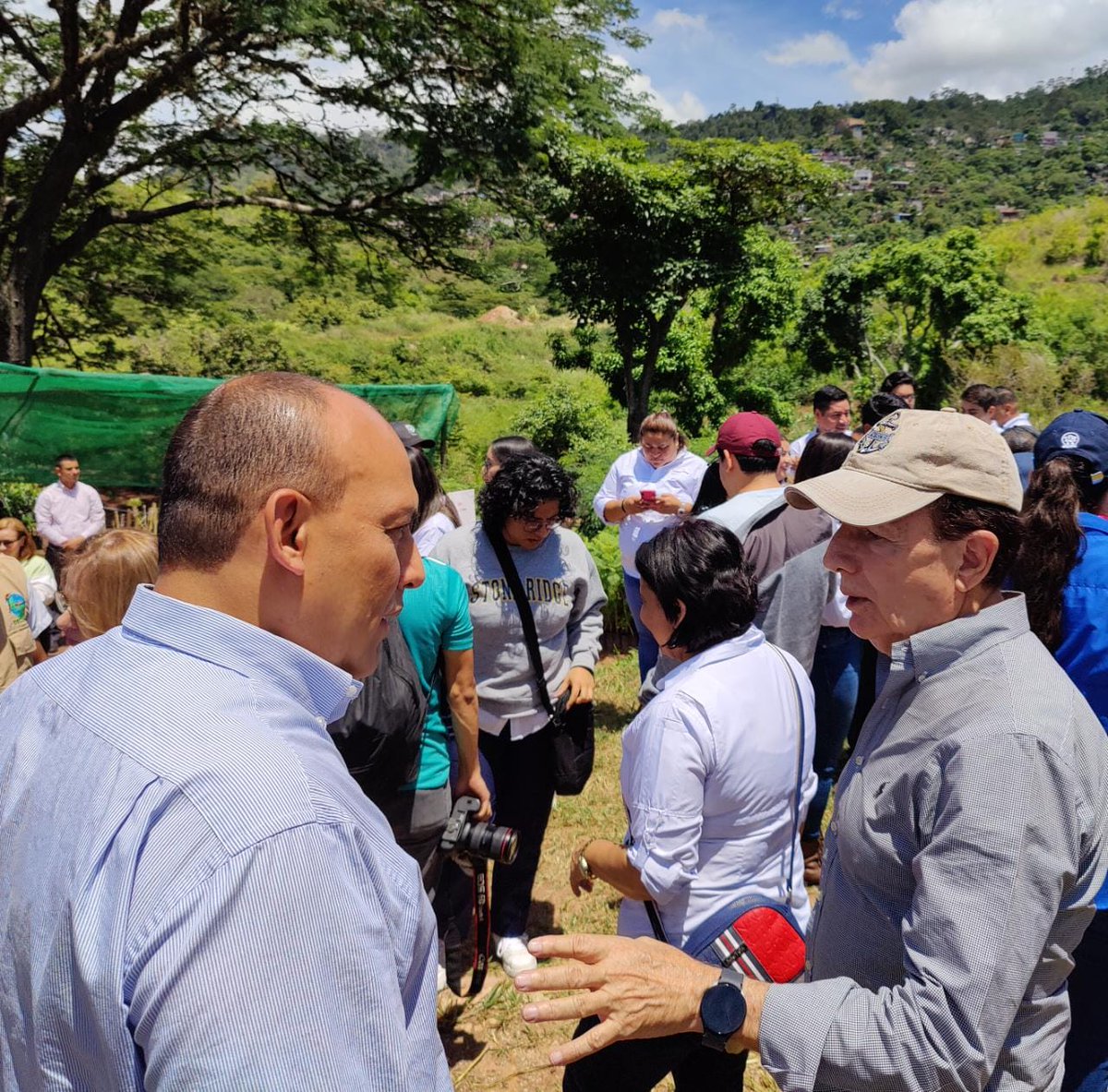 JCCG_official's tweet photo. Los #JCCG🍃 acompañamos a nuestro aliado estratégico #FundaciónTerra en el lanzamiento del proyecto "Smart Seed", para devolverle el verde a nuestra 🇭🇳 a través de la reforestación y el uso de nuevas tecnologías. 

¡En equipo somos más resilientes! https://t.co/TowxuLrIzl
