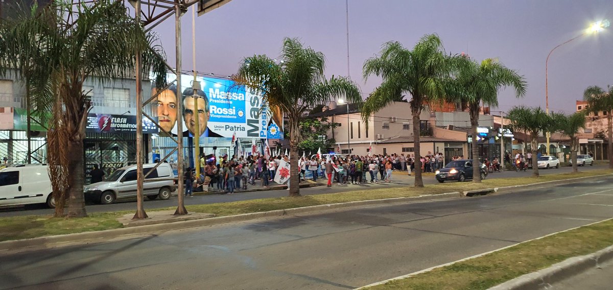 dantesku's tweet photo. Venís de una aventura loca y te encontrás con otra aventura más loca en 3 de abril y Perú #Corrientes https://t.co/933vorDuES