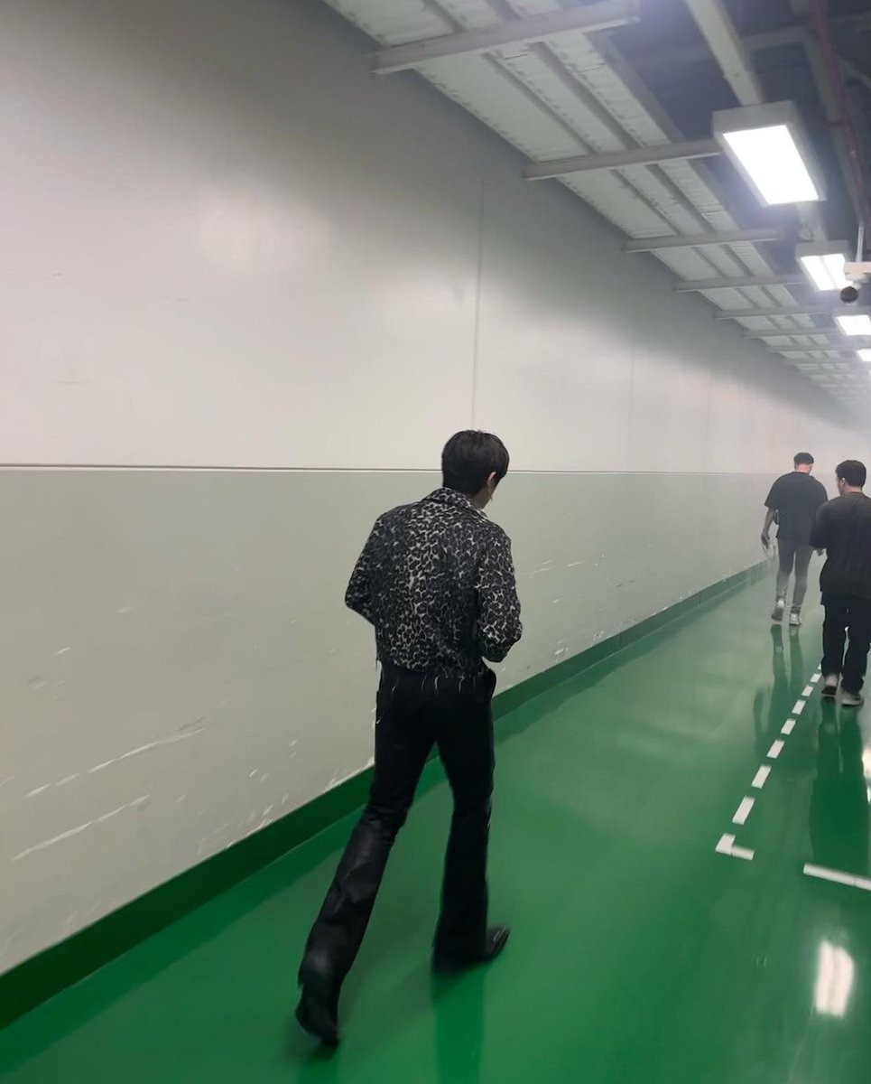 dprianlovebot's tweet photo. this outfit is everything  #DPRIAN #CHRISTIANYU https://t.co/eqx8vimzp8