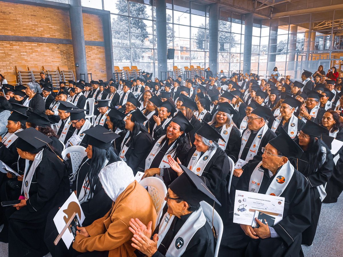 GobiernoBTA's tweet photo. ¡Felicitaciones a la primera generación de embajadores digitales! 🎉👏
Son 115 graduados que fortalecieron el conocimiento y la gestión de la localidad de manera excepcional.
Un gran logro para el progreso digital y la comunidad. #EmbajadoresDigitales #TICLOCAL https://t.co/ZDdSrYwWDW