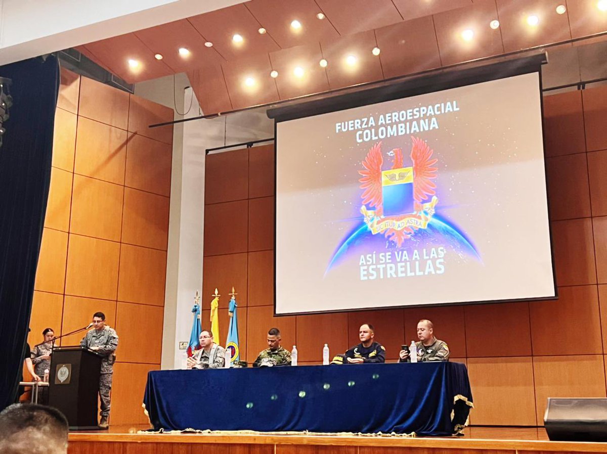 CCOETFFMM's tweet photo. Nuestro Cdte #GeneralBenavides realiza pedagogía en la Escuela Militar de Aviación en #Cali con @CCON2_FFMM, la Fuerza Naval del Pacífico y el Comando Aéreo de Combate N.7. Se explica el Mecanismo de Monitoreo y Verificación (MMV) y el Cese al Fuego entre el Gobierno y el ELN. https://t.co/rn7FK7jyeD