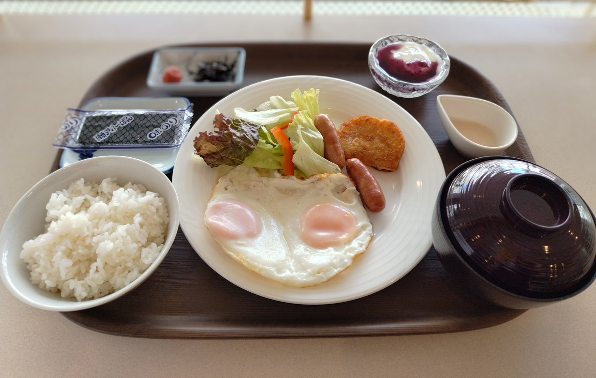 HarbourYokosuka's tweet photo. 当館の朝食が少しだけリニューアルしました。
まず、案内の書式が刷新されて読みやすくなりました！（非常に重要な点）
冗談でもなく分かりやすいのは実際大事。古事記にも書いてある。
そして今まで卵料理だけだったメイン料理に、生姜焼きが増えました。数量限定ですが、ご機会あればお試し下さい。 https://t.co/8ENCvELapW