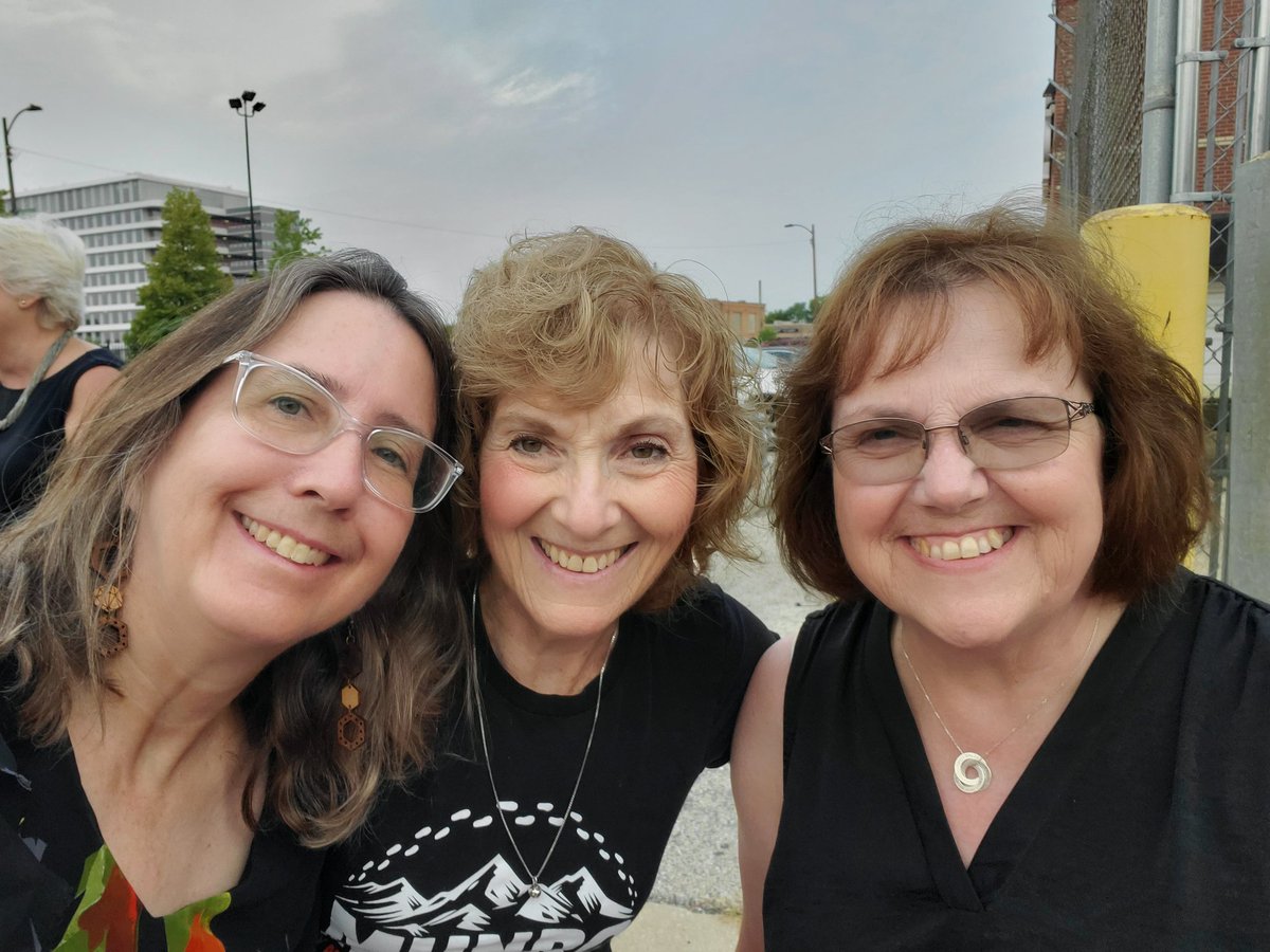 Met fabulous #MPCPeakers while in line to see the lovely & gracious #SamHeughan at @BinnysBev in Chicago! #PeakerProud!! I now have more #SassenachSpirits than I'll be able to consume in a lifetime! 😆 Next viewing of #Outlander as a drinking game, perhaps? Slàinte mhath! 🏴󠁧󠁢󠁳󠁣󠁴󠁿 🍸🥃