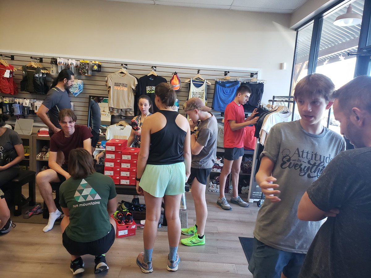WFBlackHawks_XC's tweet photo. This morning, the team went for a run on the QC wash trail, then went out for a team breakfast, followed by team day at the Queen Creek Running Co to get fitted for shoes this season. Thanks @qcrunco for the hospitality! https://t.co/YJoyEMj7tD