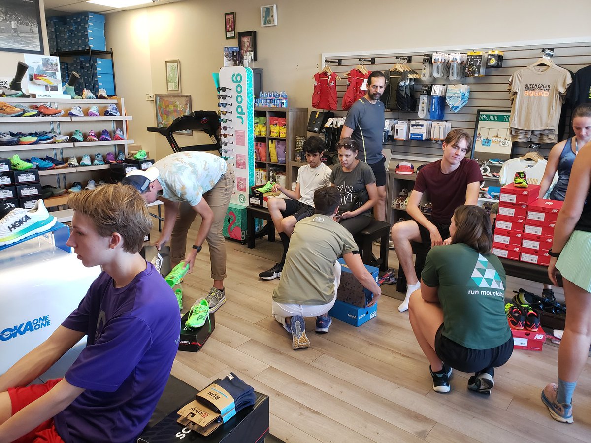 WFBlackHawks_XC's tweet photo. This morning, the team went for a run on the QC wash trail, then went out for a team breakfast, followed by team day at the Queen Creek Running Co to get fitted for shoes this season. Thanks @qcrunco for the hospitality! https://t.co/YJoyEMj7tD