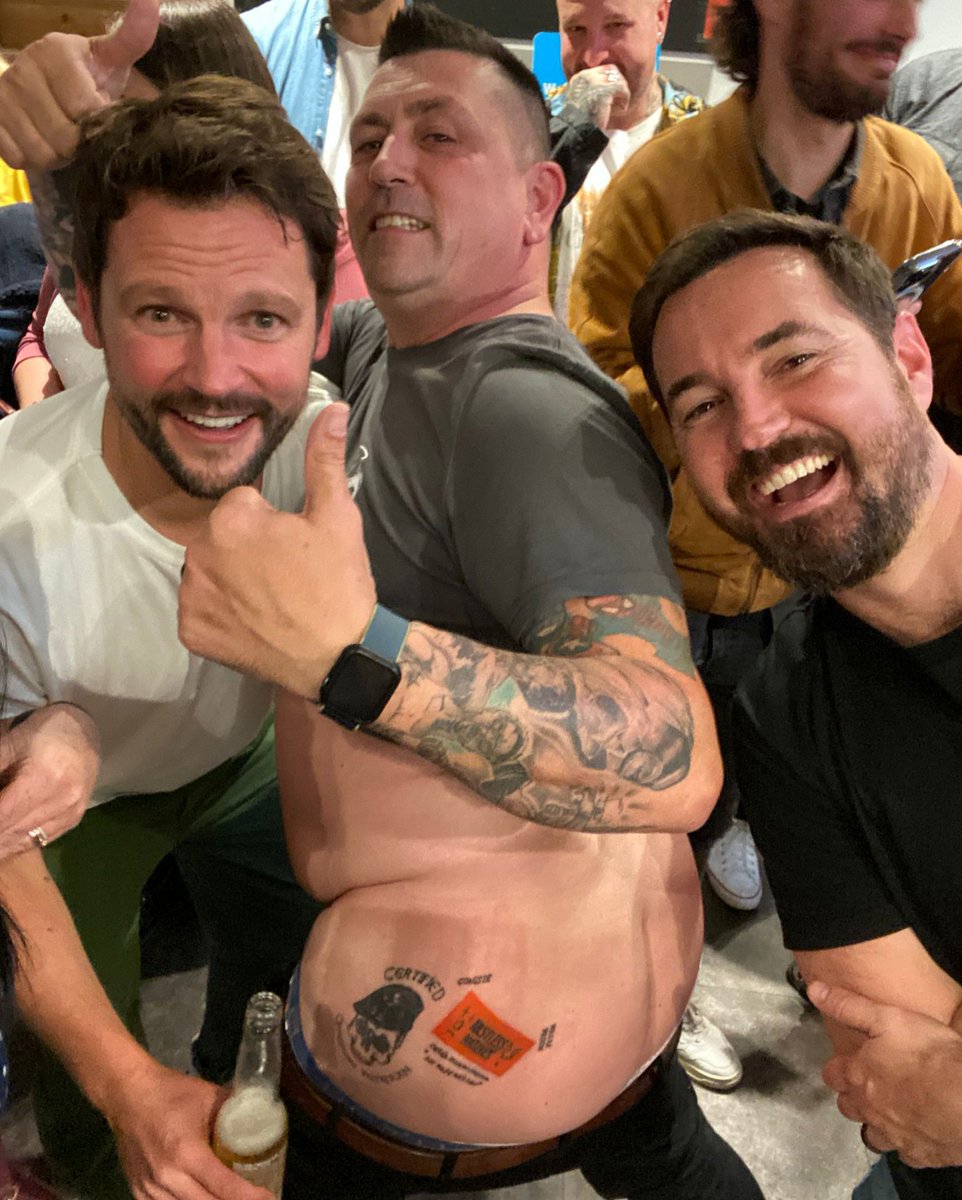 MableNichola's tweet photo. Cheers to you both.....Happy man. Happy wife.@gordonsmart @martin_compston https://t.co/jzgiqx1RmZ