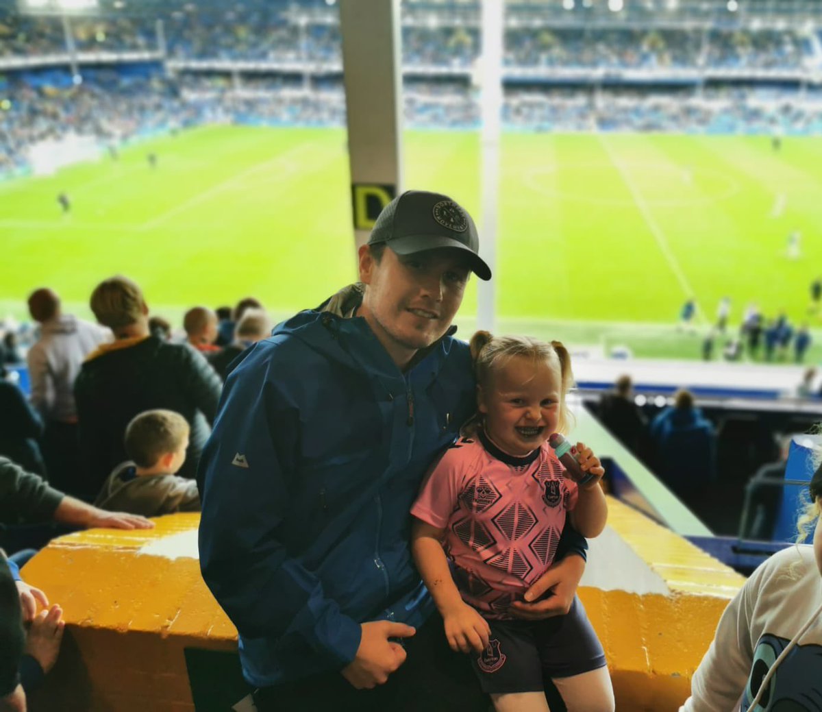 LucasRochelli's tweet photo. First game for my little girl today many more to come!! 💙 

#EvertonFC #Everton #daughter https://t.co/psniqmbkCB