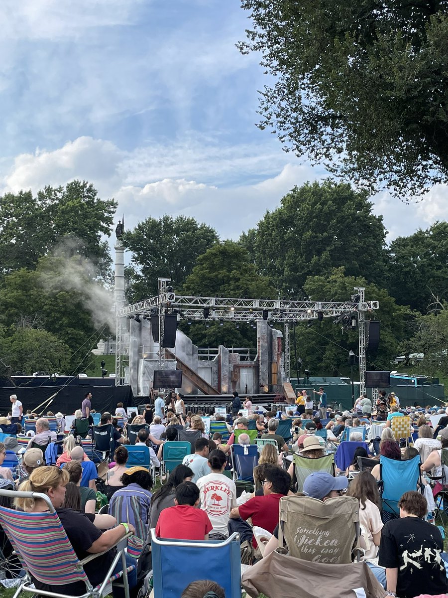 A gorgeous evening and a great house for The Scottish Play @commshakes tonight!
Summer sunshine and ghost stories…

#Shakespeare #bostontheatre #summershakespeare #bostoncommon #shakespeareonthecommon #macbeth #williamshakespeare #outdoorshakespeare