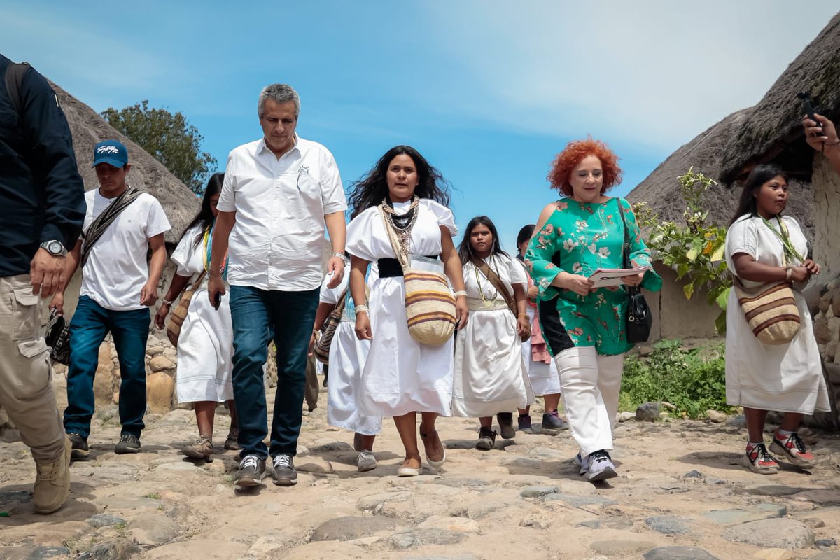 MinInterior's tweet photo. El ministro @velascoluisf junto a la viceministra @liliasolanor y el director, Germán Carlosama, estuvieron en #Nabusimake con el pueblo #Arhuaco, para manifestar la voluntad de ser facilitadores en la resolución de los conflictos con otras comunidades y contribuir a su unidad. https://t.co/ppASps8Cuy
