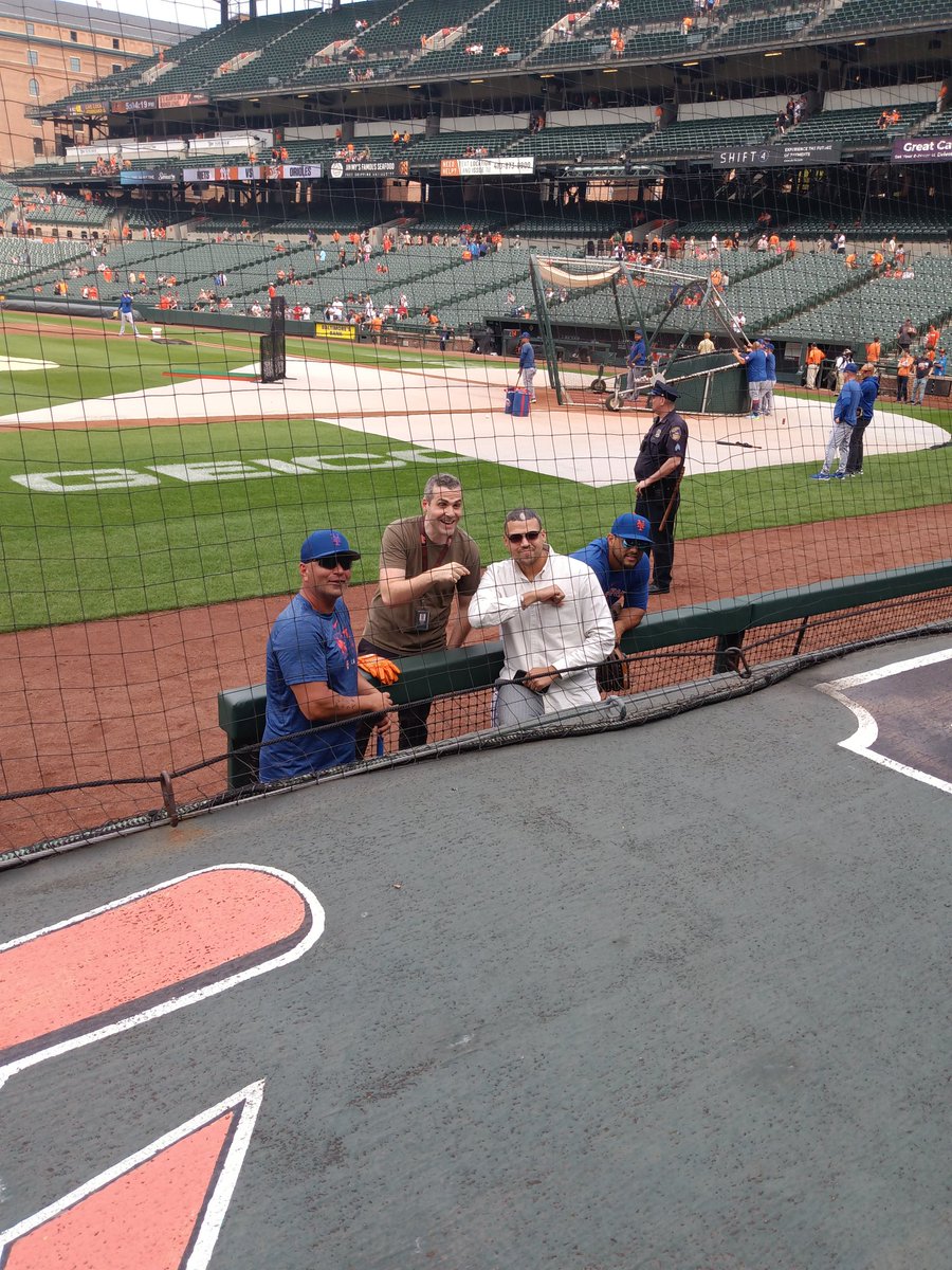 RoyChrobocinski's tweet photo. @SteveGelbs is as nice in person as he is on tv. Signed my daughter's poster during batting practice. Thanks, Steve! #LGM https://t.co/IEH7EAPVfD