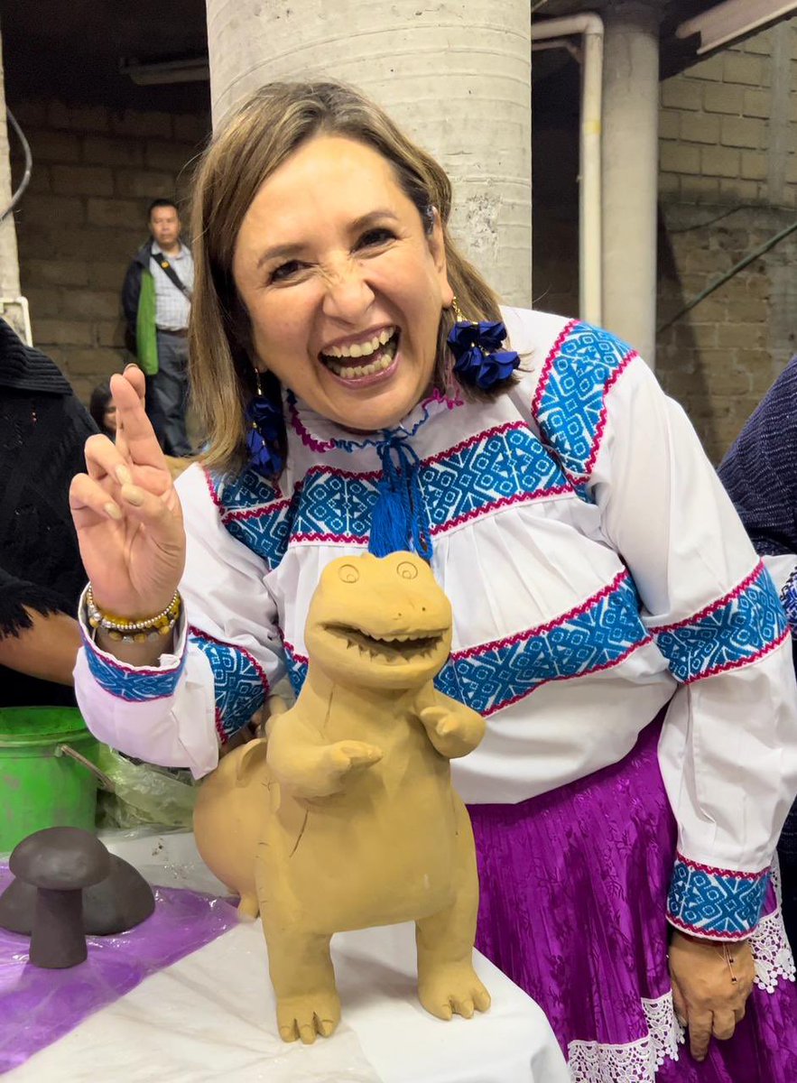 ResistenciaCMx's tweet photo. Miren el dinosaurio de barro que hicieron las alfareras en #Amealco 😂 🦖 

¡Está Xingón! ¿Apoco no? 

#XóchitlVa
#FírmaleX https://t.co/hF39Zdsppy