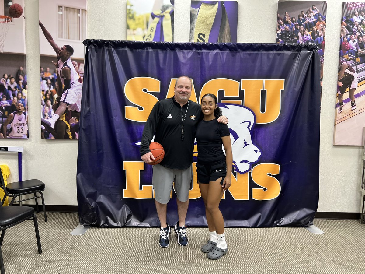 amara5edozie_'s tweet photo. Had an amazing time today at the SAGU wbb camp! Thank you @CoachJKite for inviting me and thank you @saguwbb I learned a lot and had a great time! https://t.co/VKLRO9FQbj