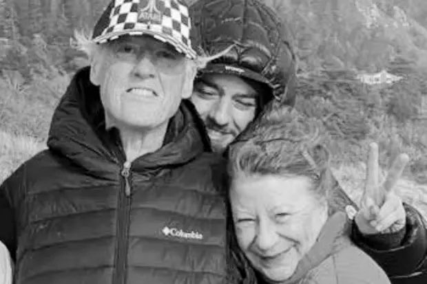 cronopiatw's tweet photo. Lisa Cloud, la madre de Angus Cloud (el actor que falleció hace unos días), aclaró que su muerte NO fue un suicidio:
“Las publicaciones en RRSS han sugerido que su muerte fue intencional. Quiero que sepan que ese NO es el caso.
No tenía la intención de acabar con su vida+ https://t.co/a9QJ3bCHU4
