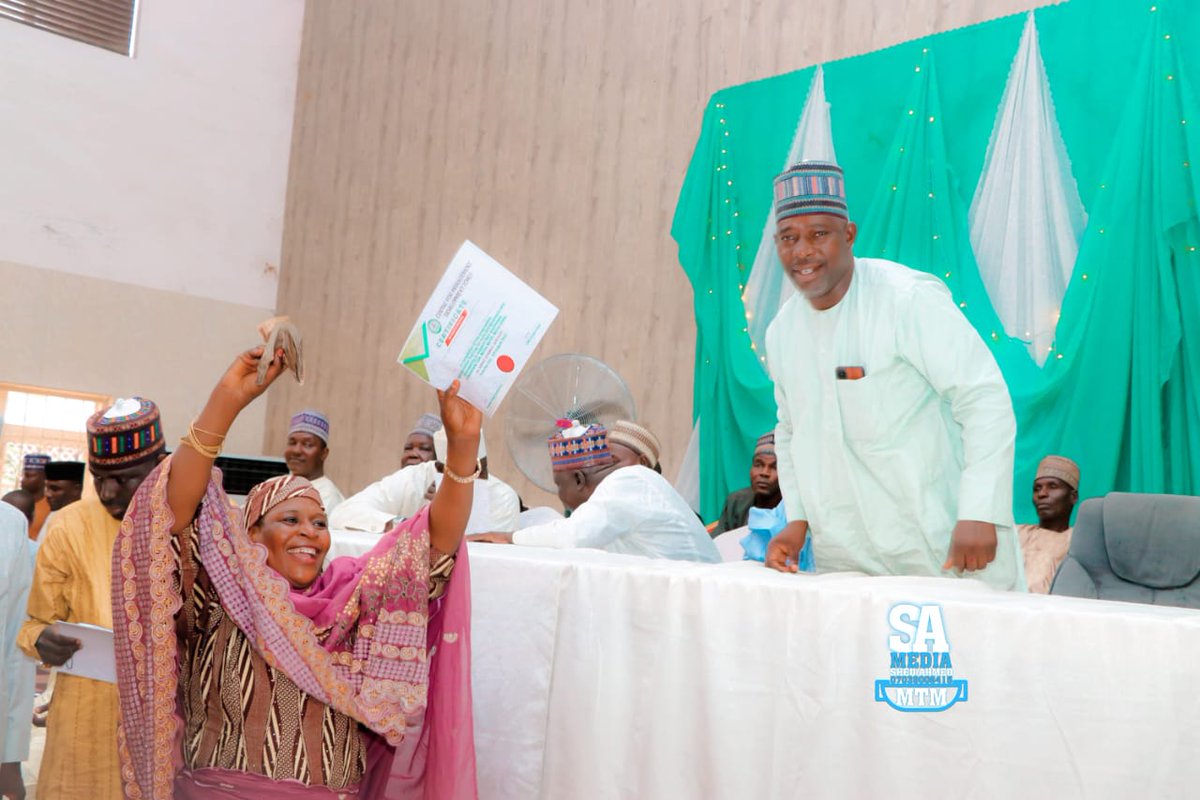 DaudaShettimari's tweet photo. DIST. SEN. BARR. MT MONGUNO DISTRIBUTES N30,000,000.00 TO 600 RURAL ENTREPRENEURS.

The beneficiaries received three days of skill acquisition training on soap-making and fish farming, &amp; received the sum of N50,000.00 as a starter pack alongside a certificate of training each. https://t.co/xnJZtIjlJx