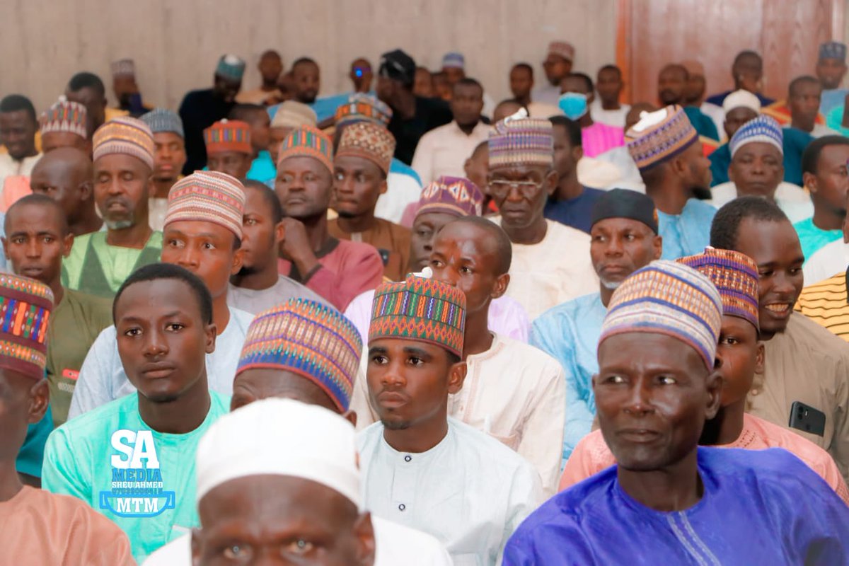 DaudaShettimari's tweet photo. DIST. SEN. BARR. MT MONGUNO DISTRIBUTES N30,000,000.00 TO 600 RURAL ENTREPRENEURS.

The beneficiaries received three days of skill acquisition training on soap-making and fish farming, &amp; received the sum of N50,000.00 as a starter pack alongside a certificate of training each. https://t.co/xnJZtIjlJx