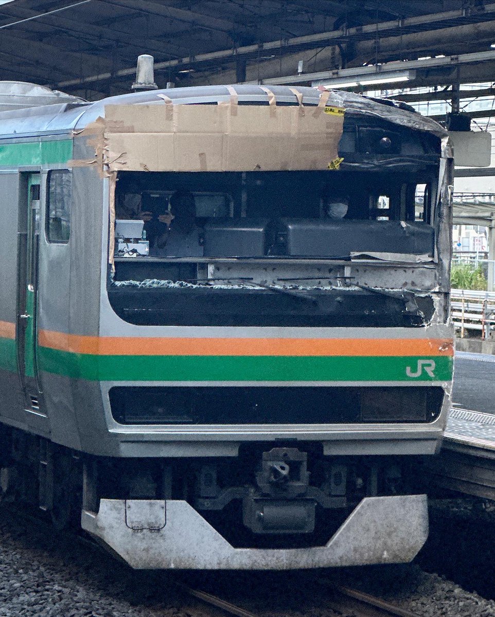 proohta's tweet photo. 東海道線の電柱との接触事故車両、大船駅通過。そろそろ電車動きだすかな。 https://t.co/z5pL0W8pap