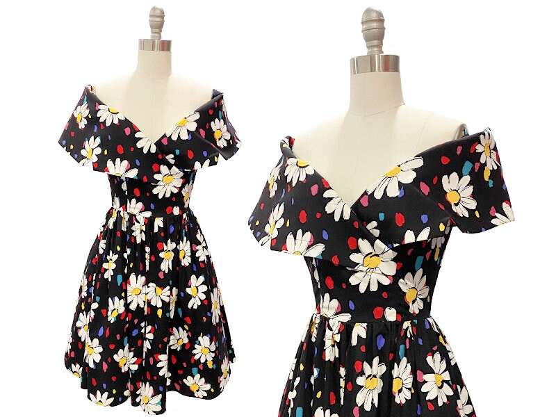RetrouvBiz's tweet photo. 1980s fit and flare off the shoulder dress | 80s Nu Mode daisy print floral dress  | size small https://t.co/uFybMXLGXg #Etsy #RetrouverBizVintage #NuMode https://t.co/oV0L53e9gY