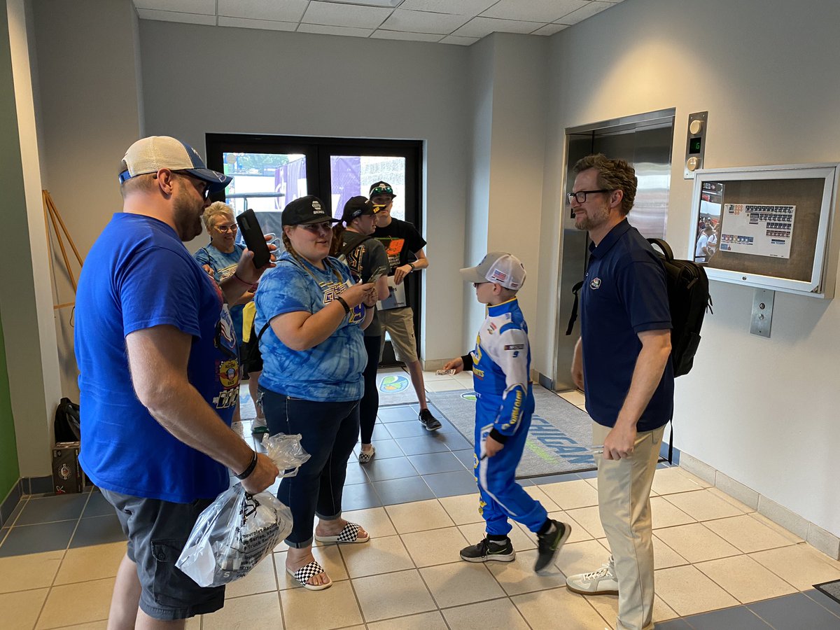 jeff_gluck's tweet photo. Rode the elevator down with @DaleJr and a woman (not pictured here) got on and said “I’m not a big NASCAR fan, but I know enough to recognize you. You’re…”

“Jeff Gordon,” Dale said. 

(Then he took pics with like 30 people in the lobby and outside.) https://t.co/8vuhTrkF4a