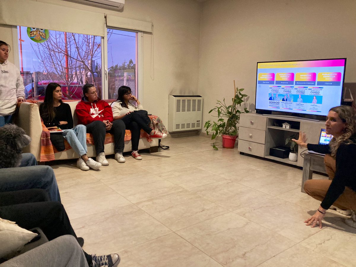 En Fernandez Oro, capacitando a jóvenes que participarán como fiscales este 13 de Agosto. Seguimos trabajando para cuidar los votos el próximo domingo. Falta menos para cambiar la Argentina para siempre. 💪 #HagamosElCambioDeNuestrasVidas