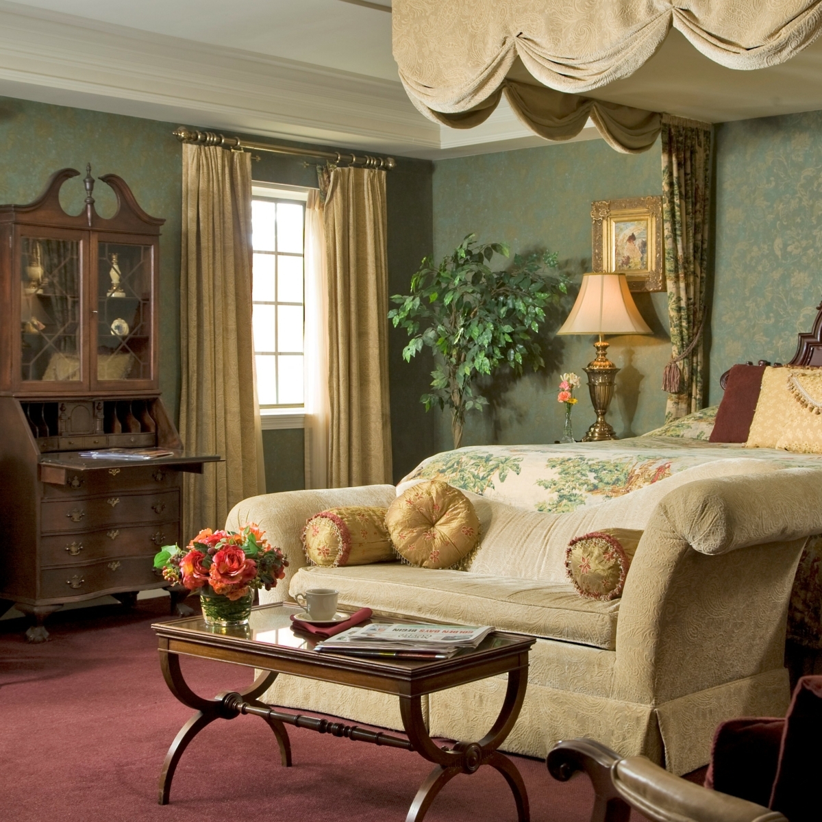 Transport yourself to the 1800s when you stay in our Sheffield Suite. The early #Victoriandecor and furnishings make for a unique experience when you visit #NiagaraFalls. Make this a memorable vacation and book with us today! bit.ly/3w82HU5