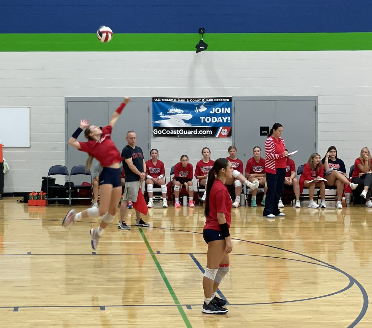 jackson_carrie's tweet photo. Might as well jump (serve)!! It’s been fun to see @j_rylee pull this one out of her utility belt! 😍 #MomPost #SeniorYear https://t.co/9CakMrVHtV