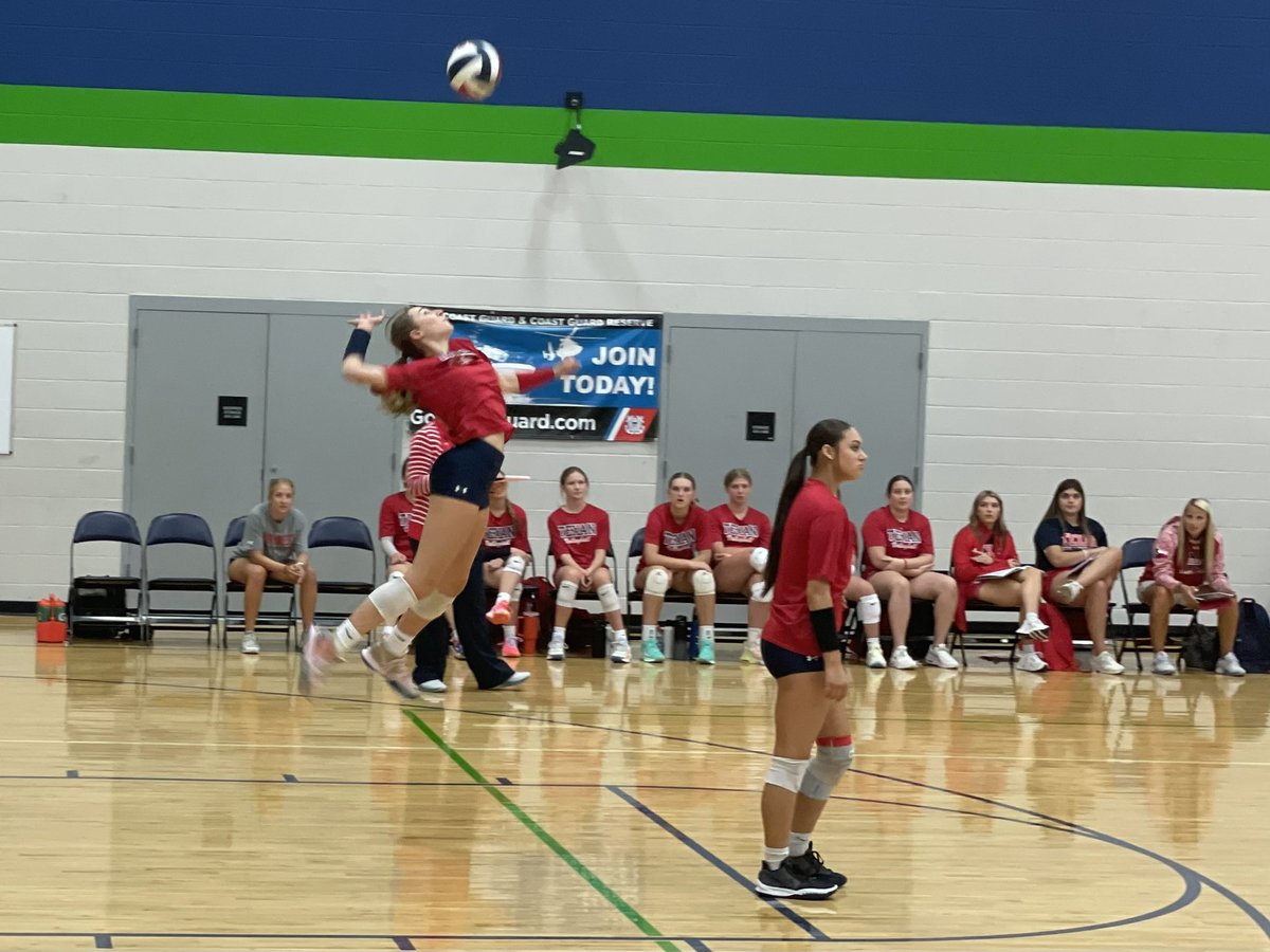 jackson_carrie's tweet photo. Might as well jump (serve)!! It’s been fun to see @j_rylee pull this one out of her utility belt! 😍 #MomPost #SeniorYear https://t.co/9CakMrVHtV