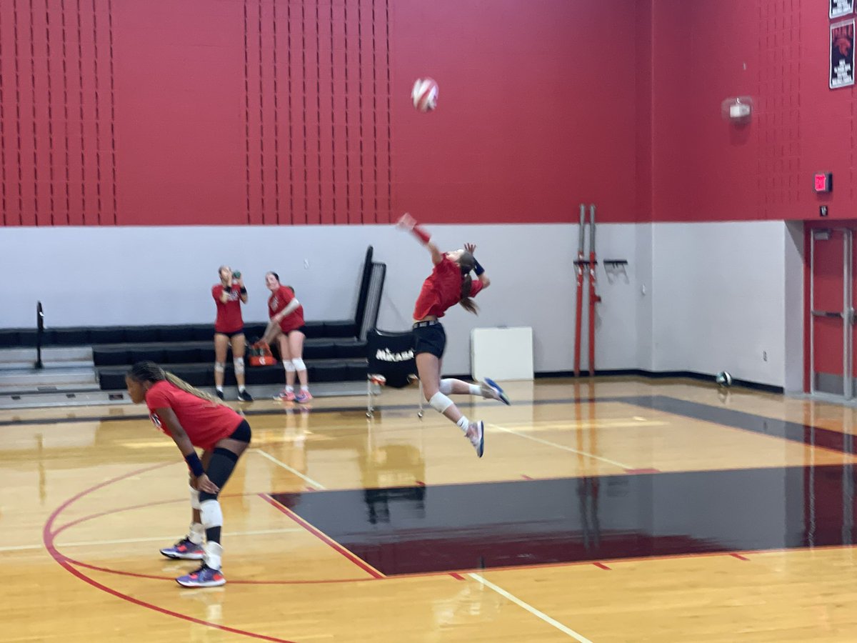 jackson_carrie's tweet photo. Might as well jump (serve)!! It’s been fun to see @j_rylee pull this one out of her utility belt! 😍 #MomPost #SeniorYear https://t.co/9CakMrVHtV