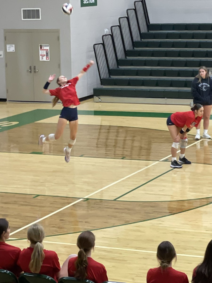 jackson_carrie's tweet photo. Might as well jump (serve)!! It’s been fun to see @j_rylee pull this one out of her utility belt! 😍 #MomPost #SeniorYear https://t.co/9CakMrVHtV