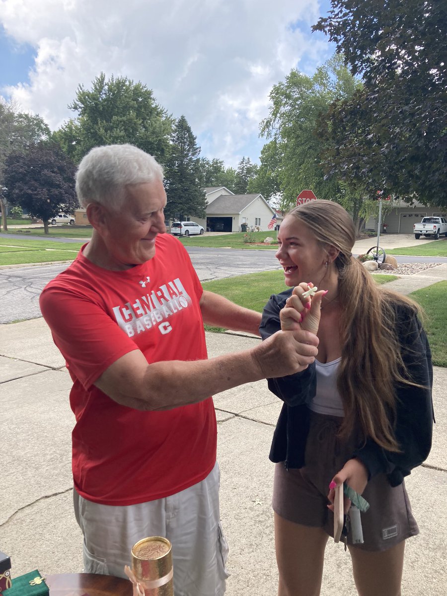 JanaRieker's tweet photo. I will always love how much my dad LOVES his family! ❤️🥰 And teases every single grandkid! 😂 https://t.co/NARqqEJt69