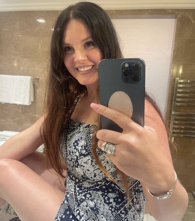 tracklist's tweet photo. ELA TROCOU DE IPHONE! Lana del Rey em nova selfie ♥️ https://t.co/9c5hm7iiAG