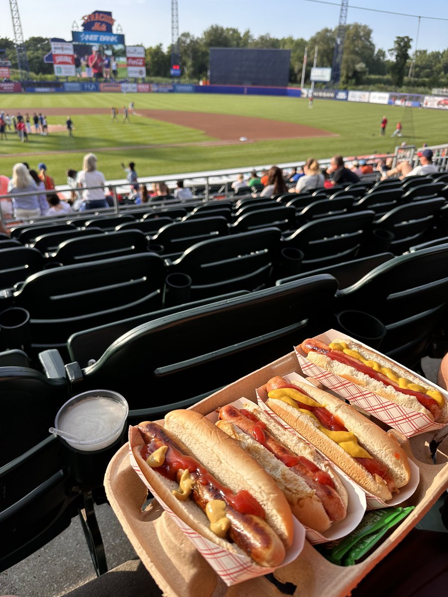 RashaDaFish's tweet photo. Glizzy and wine slush kinda night. #Syracuse #syracusemets https://t.co/AgvZbiZDQT