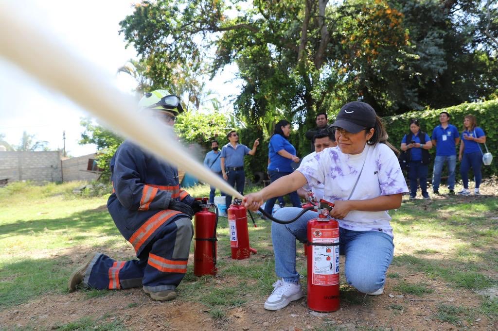 stpeidceo22_25's tweet photo. El día de hoy a través del Instituto de Capacitación y Formación Integral del STPEIDCEO, se realizó la capacitación y práctica ante la eventualidad de incendio, al personal que labora en el CENDI No. 1 Guadalupe Hinojosa del STPEIDCEO, https://t.co/NMrR4CDw65