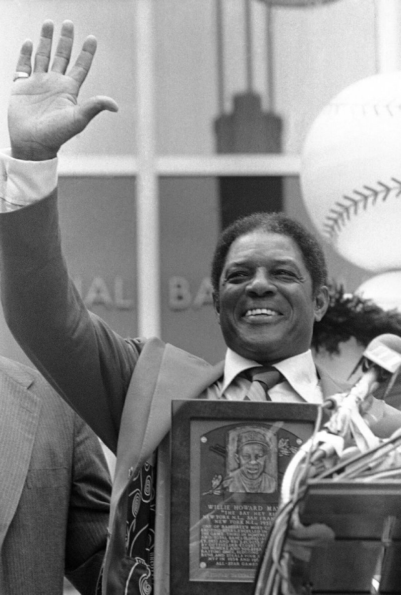 On August 5, 1979, Willie Mays was inducted into the Baseball Hall of Fame in his first year of eligibility. #WillieMays