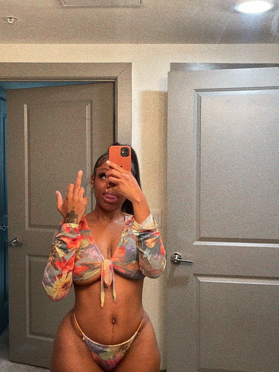 kiannapov's tweet photo. Not a thirst trap i just look like this 🙃 https://t.co/UetR6YxJa5