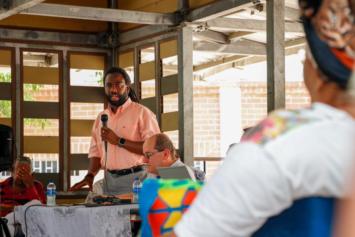 MinInterior's tweet photo. ¡Nuestro compromiso con las comunidades negras y afrodescendientes de la #LaGuajira es firme!

🤝 En alianza con la Alcaldía de Barrancas, articulamos y llevamos la oferta institucional del Gobierno Nacional para fortalecer los reglamentos internos de los consejos comunitarios. https://t.co/NaJv5PUw4H