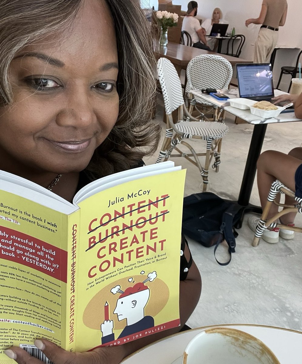 NathalieGregg's tweet image. #celebrating #BloggerDay!!!🎉🎉

“Blogging Isn’t Dead — It Evolved!”

#1 #protip “Create a Content House 🏡!” _ @JuliaEMcCoy #LeadLoudly #leadership #contentmarketing #branding #content