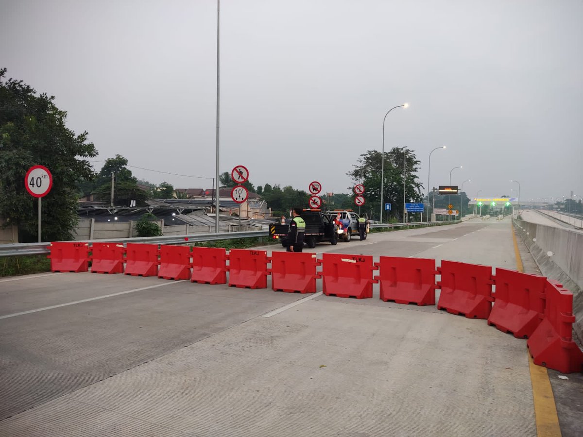 #TolCijagoDepok On ramp Kukusan3 sementara ditutup (06:00 WIB), dan akan dibuka kembali (11:00 WIB) setiap harinya. Bagi pengguna jalan diharapkan agar menyesuaikan waktunya. Jaga jarak aman kendaran, dan semoga selamat sampai tujuan...