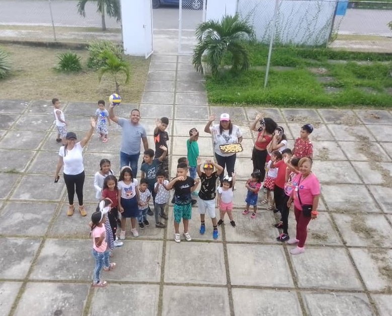 El día de hoy nuestros niños y niñas de la comunidad disfrutaron de una mañana diferente, llena de juegos y compartir con amor, dedicado para ellos. VAMOS X MÁS....Arsenal Victoriosa" <a href="/NicolasMaduro/">Nicolás Maduro</a> <a href="/BrullerbyPSUV/">Brullerby Suárez</a> <a href="/Soykarinacarpio/">Karina Carpio</a> <a href="/delcyrodriguezv/">Delcy Rodríguez</a> <a href="/dcabellor/">Diosdado Cabello R</a> <a href="/PartidoPSUV/">PSUV</a>