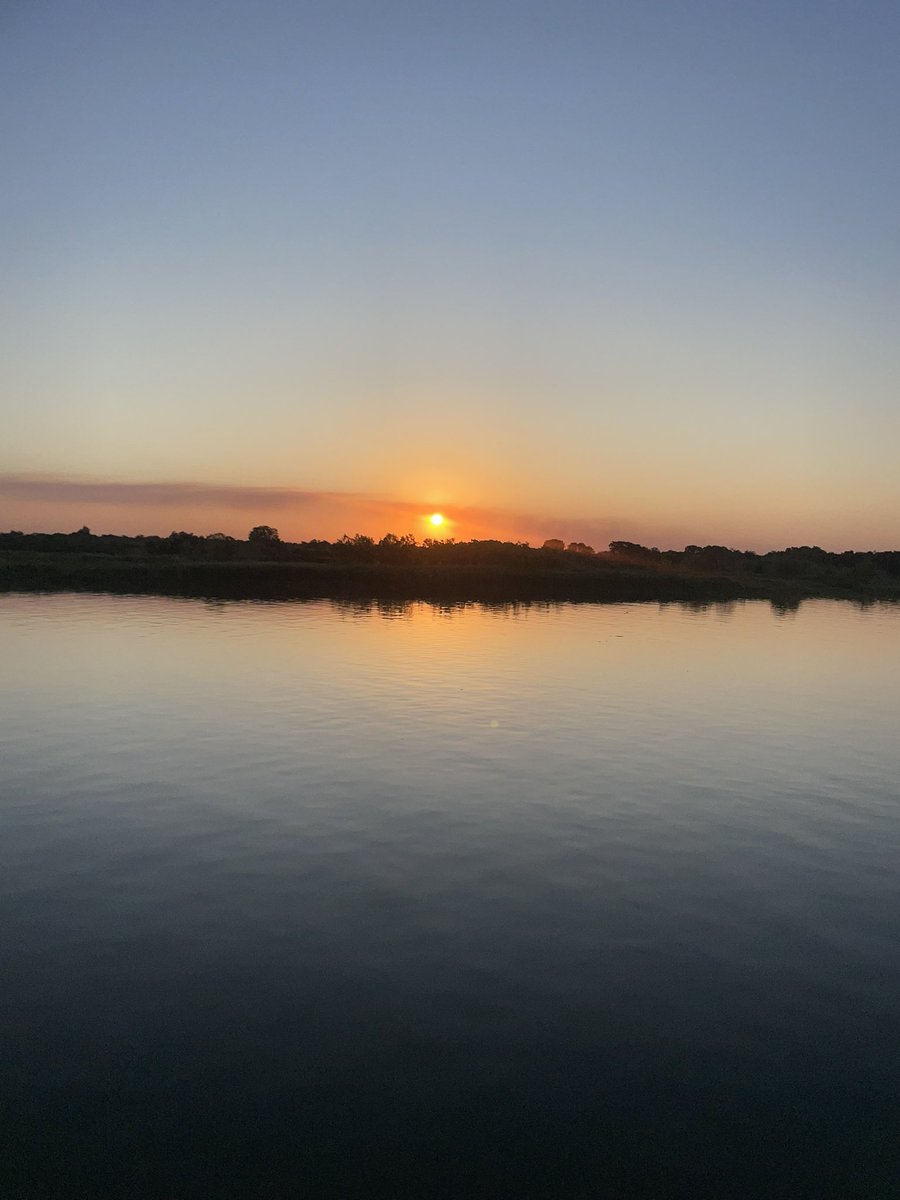 IsasiMara's tweet photo. Atardecer en el Rio Paraguay desde la perla del norte Concepcion ❤️🇵🇾
#rioparaguay #concepcionpy #perladelnorte #sunset https://t.co/8Dj4zuvS1s