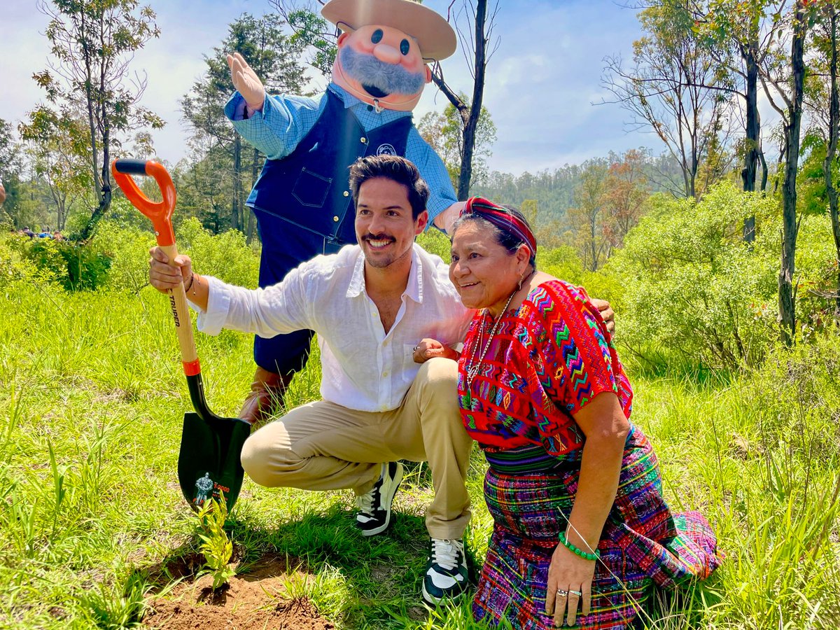 AmbienteEdomex's tweet photo. Para tener #BosquesFuertes, la #CGCE de la #SMAGEM colabora con voluntarios de @fundaciondrsimi en la jornada masiva de #Reforestación2023, en el #ParqueEstatalSierraDeGuadalupe, apoyando su programa #UnRespiroPorLaPaz. #SimiPlaneta https://t.co/OBitMZnSdK