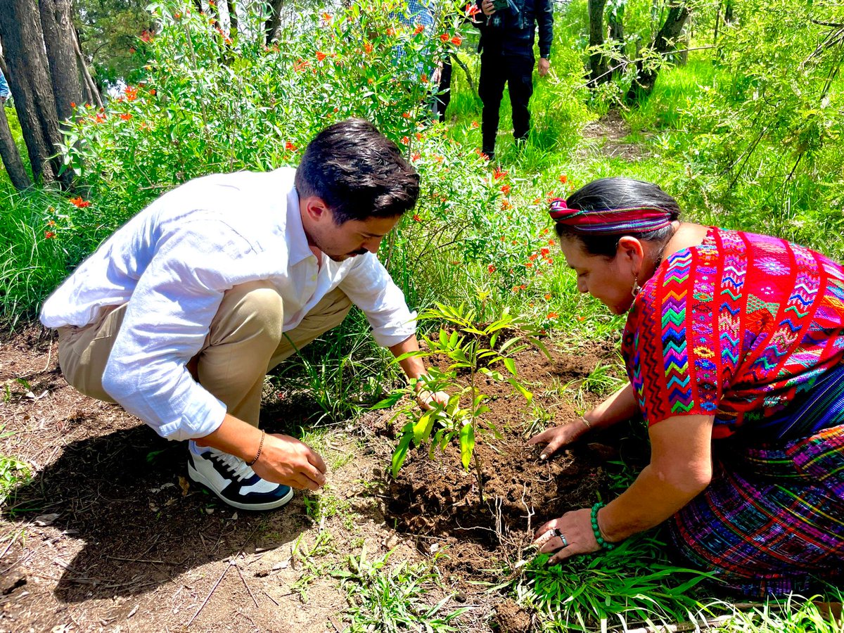 AmbienteEdomex's tweet photo. Para tener #BosquesFuertes, la #CGCE de la #SMAGEM colabora con voluntarios de @fundaciondrsimi en la jornada masiva de #Reforestación2023, en el #ParqueEstatalSierraDeGuadalupe, apoyando su programa #UnRespiroPorLaPaz. #SimiPlaneta https://t.co/OBitMZnSdK
