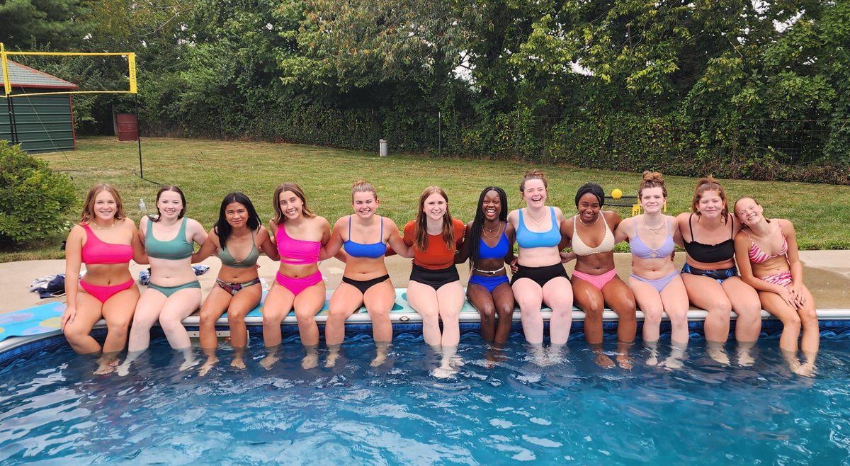 ConstructionLhs's tweet photo. @galesveeb Freshman team bonding at Coach Phillips house. Congrats to Lindy Neeley for winning the Queen of the courts tournament! https://t.co/j8y70NW1Nz