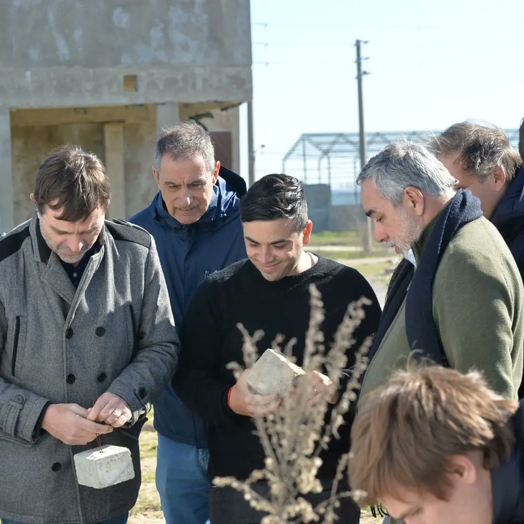 MatiNanni7's tweet photo. APOYEMOS A NUESTRAS PYMES 💪🏻

Estuvimos recorriendo el Parque Industrial de la ciudad junto con nuestro candidato a vicegobernador, Miguel Fernández.

Potenciar y apoyar a las PYMES desde el municipio es esencial para el Berisso que queremos.

#LaFuerzaDelCambio #Berisso https://t.co/fibDYfpRuR