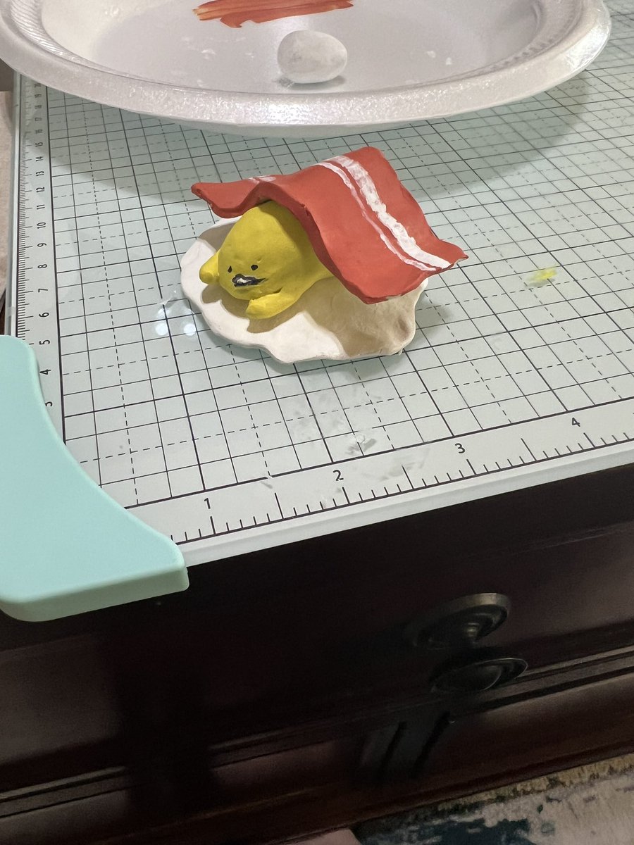 seaweedi_'s tweet photo. i’ve been feeling like poo lately and not social at all but anyways i made a lil gudetama https://t.co/YTETmJbD4j