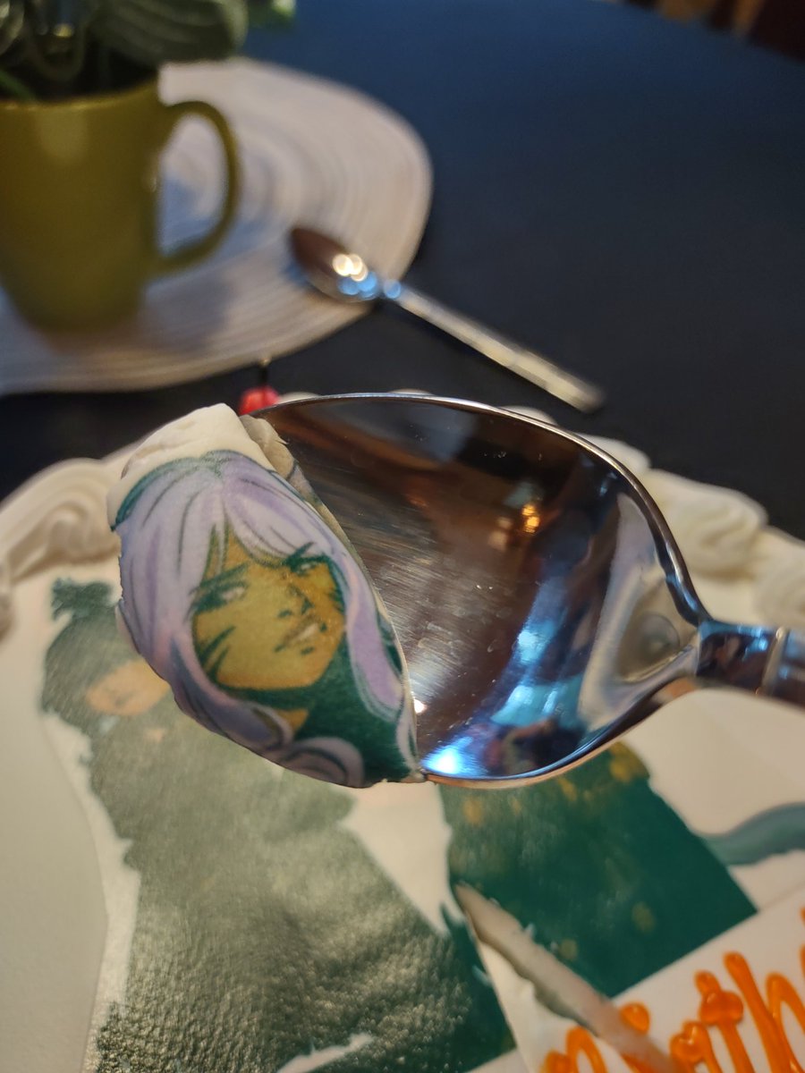 bitterbIues's tweet photo. got my wol's face printed on my bday cake and took the liberty of eating their faces :D https://t.co/Sw6TurzBnX
