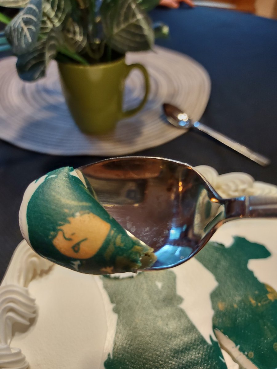 bitterbIues's tweet photo. got my wol's face printed on my bday cake and took the liberty of eating their faces :D https://t.co/Sw6TurzBnX