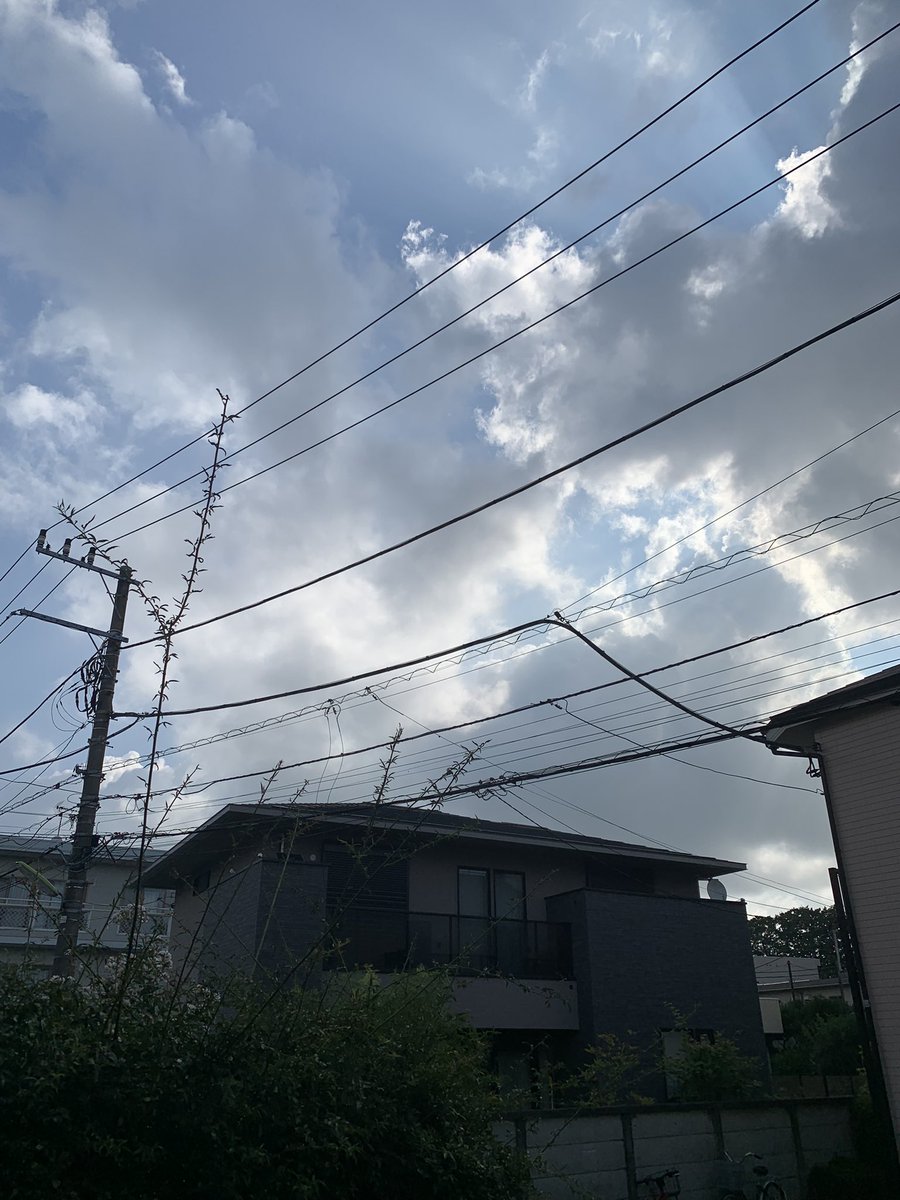 itou_hide's tweet photo. 只今の時刻8時ちょっと前！
とうとう帰宅時間が明け方では無く朝になってしまった…
今週は毎日忙しかったから身体がオーバーヒートをおこしてるわ_:(´ `」 ∠):_
とりあえず朝一でマッサージに行って来ます！
なんとかあと一日はもたせないと… https://t.co/AZwCVeiaI9